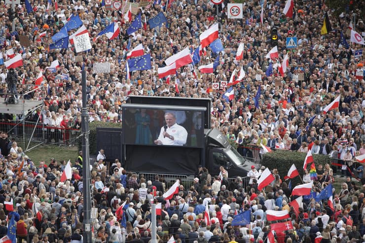 הפגנה של האופוזיציה  ב פולין ורשה לפני בחירות במדינה