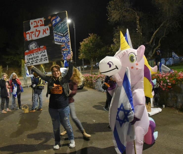 הפגנה נגד בנימין נתניהו מול המלון בו נופש בנווה אטיב