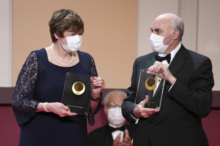 דרו וייסמן וקטלין קריקו זוכי פרס נובל לרפואה
