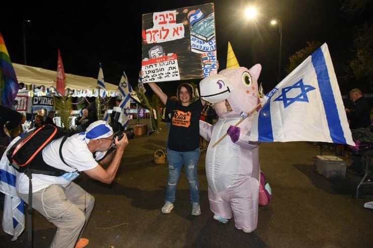 הפגנה נגד בנימין נתניהו מול המלון בו נופש בנווה אטיב