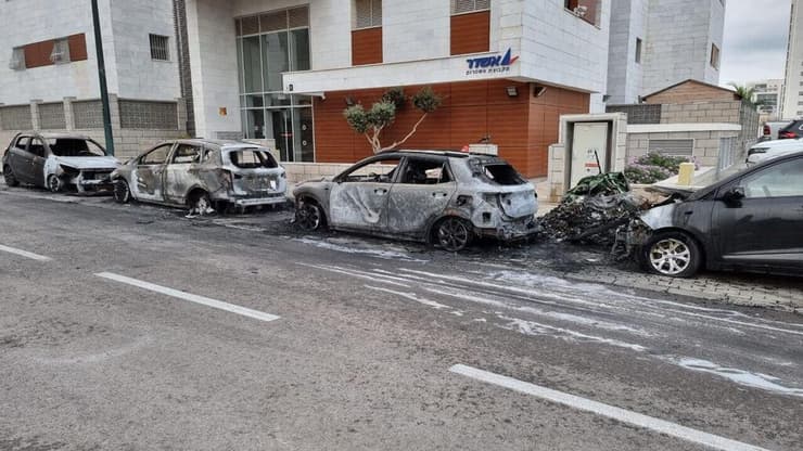 חמישה רכבים עלו  באש ברחוב הבניאס בשכונת אגמים בנתניה, הרקע ככל הנראה פלילי