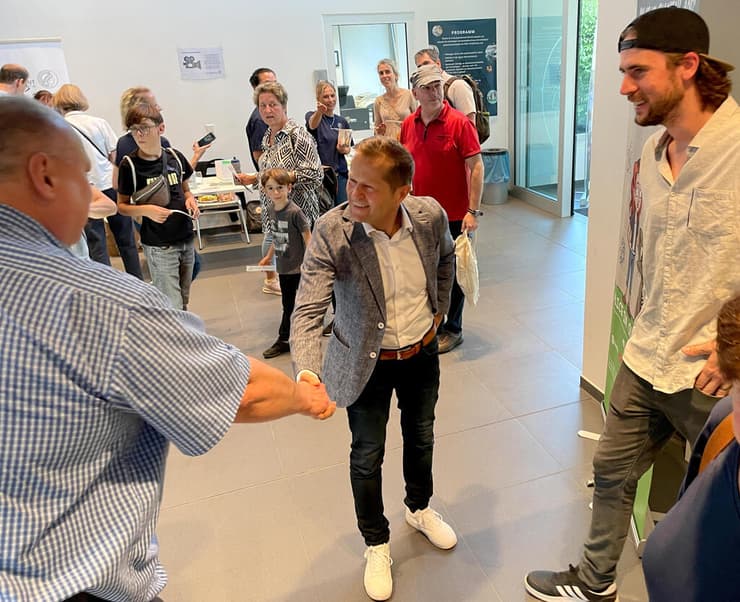 פרופ' פרנץ קראוס (במרכז התמונה) במכון מקס פלאנק, לאחר שהתבשר על הזכייה (צילום: רויטרס) פרופ' פרנץ קראוס במכון מקס פלאנק, לאחר שהתבשר על הזכייה