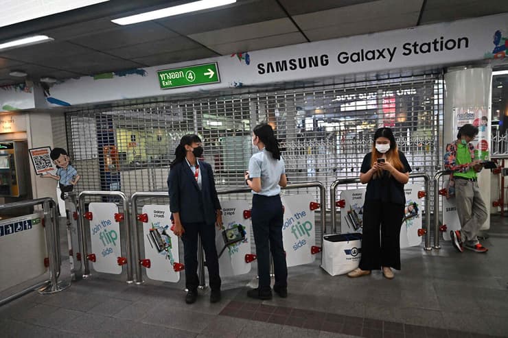 תחנת רכבת סגורה ליד קניון סיאם פרגון בנגקוק תאילנד אירוע ירי 