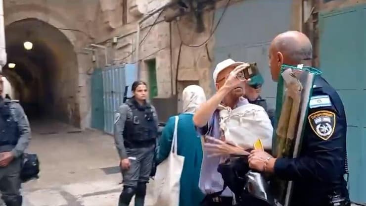 משטרת ירושלים עכבה מתפלל יהודי למשך שעות ארוכות לאחר שאמר לשוטר ״העם הזה רצה שלא נגיע להר הבית ואנחנו נגיע״, המשטרה: מדובר באמרה מסיתה - השוטר בן מיעוטים ונפגע מהדברים״