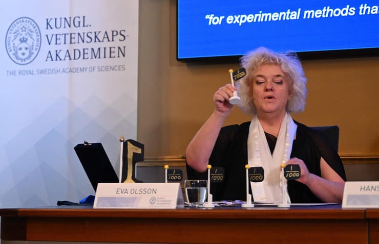 הפיזיקאית פרופ' אווה אולסון מוועדת הפרס מסבירה על הפיתוח של זוכי הנובל (צילום: AFP) הפיזיקאית פרופ' אווה אולסון מוועדת הפרס מסבירה על הפיתוח של זוכי הנובל