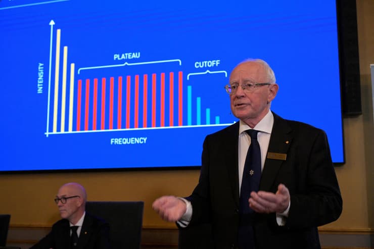 ההסבר על המחקר של שלושת הזוכים (צילום: רויטרס) ההסבר על המחקר של שלושת הזוכים