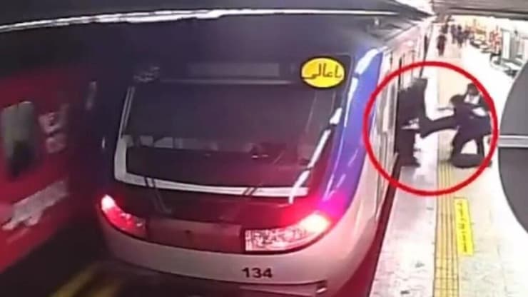 איראן נערה הותקפה על ידי משטרת המוסר תחנת רכבת ב טהרן