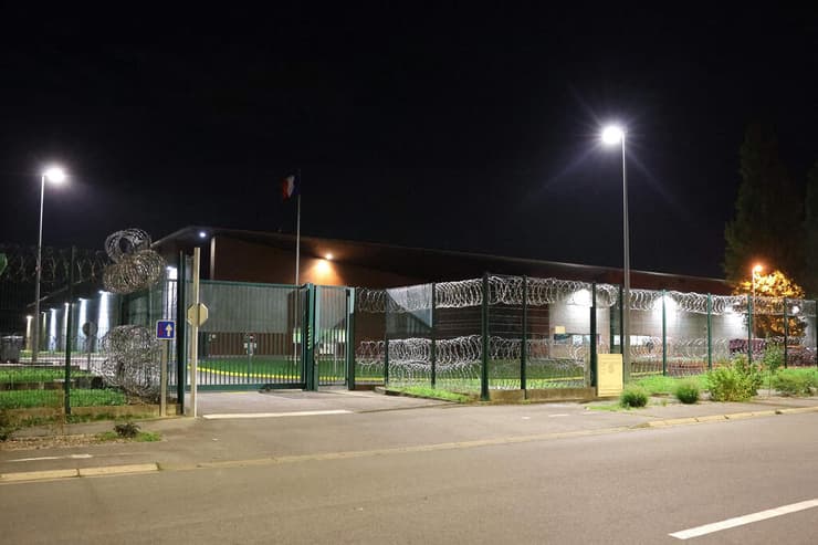 נערים ברחו מ כלא בית סוהר לנוער ב צרפת וחצו את הגבול ל בלגיה