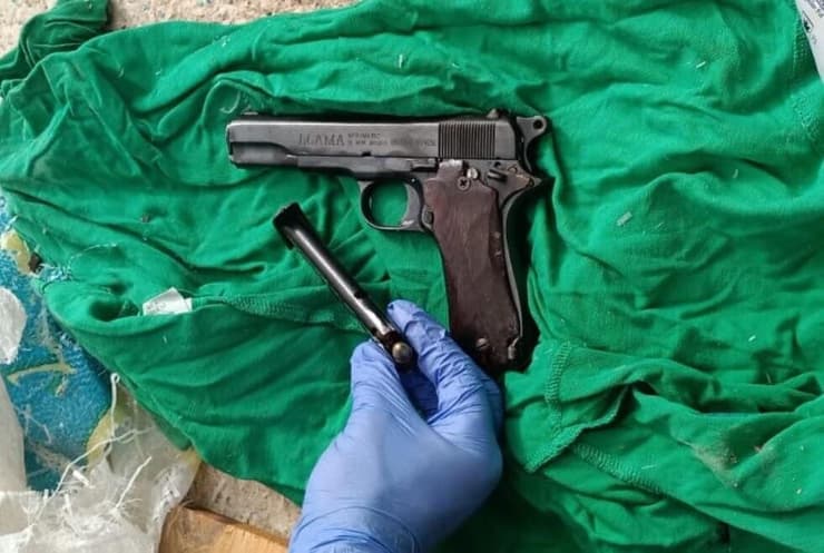 אקדחו של החשוד אדיע טראבלסי  בביצוע הירי לביתו של ראש עיריית טמרה