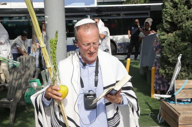 דתיים מתפללים בהפרדה בכיכר דיזנגוף, תל אביב
