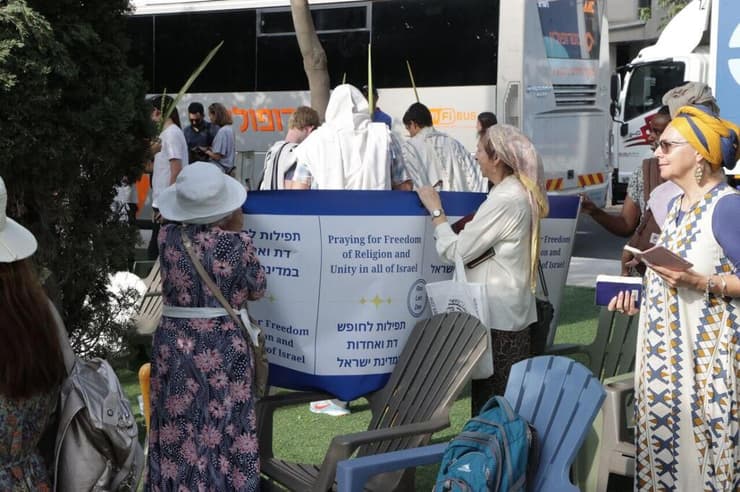 תפילה בהפרדה בכיכר דיזנגוף בתל-אביב בשנה שעברה (צילום: מוטי קמחי) דתיים מתפללים בהפרדה בכיכר דיזנגוף, תל אביב