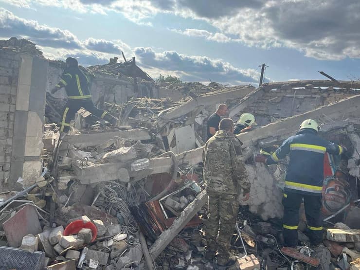 הריסות הפצצה רוסית ב כפר מחוז חרקוב אוקראינה