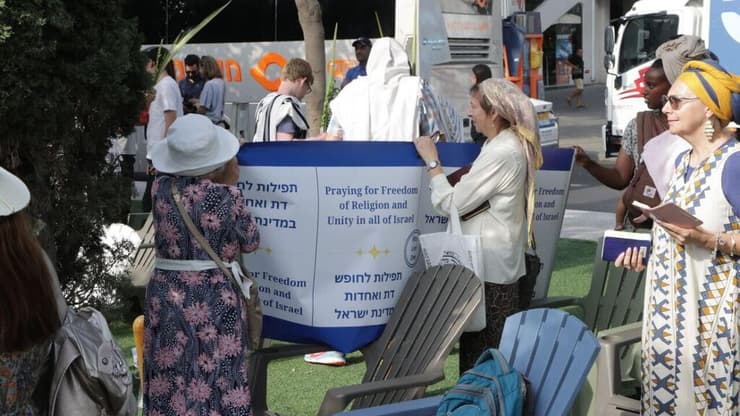 דתיים מתפללים בהפרדה בכיכר דיזנגוף, תל אביב