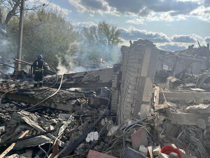 הריסות הפצצה רוסית ב כפר מחוז חרקוב אוקראינה