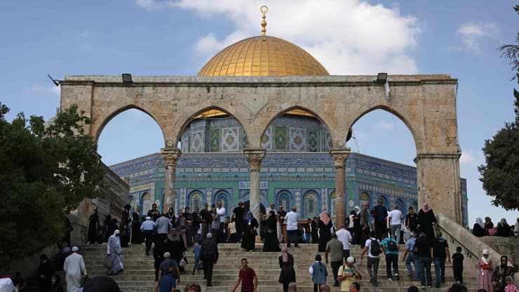 פלסטינים מתפללים תפילות יום השישי בהר הבית 