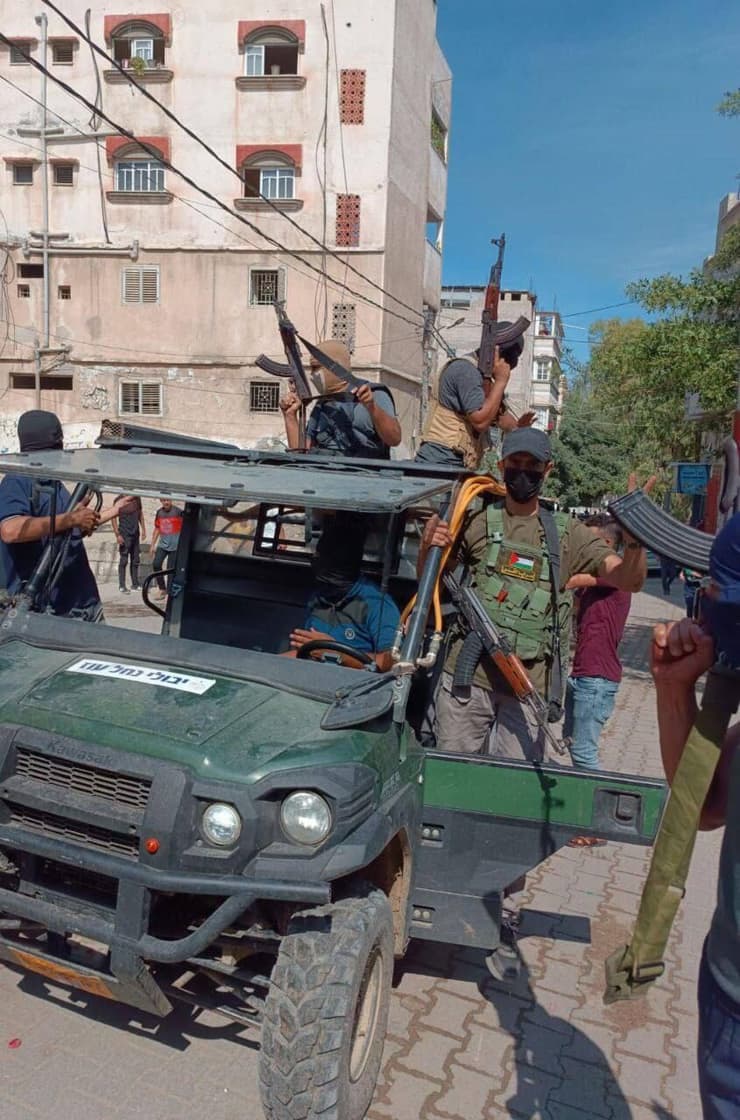 מחבלים פלסטינים ב רצועת עזה כלי רכב מ נחל עוז גנוב חרבות ברזל