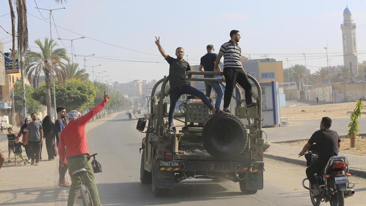 עזה פלסטינים חוגגים על רכב צבאי