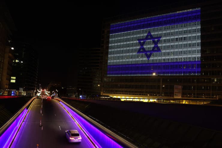 דגל ישראל מוקרן ב בניין הנציבות האירופית בריסל בלגיה