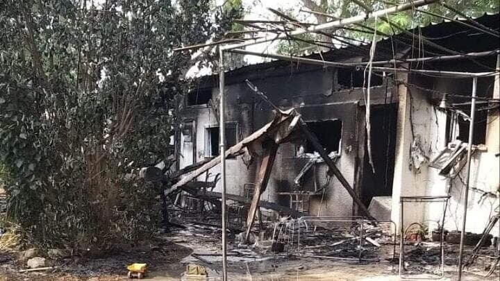 בתים שנשרפו על ידי מחבלים בקיבוץ ניר עוז