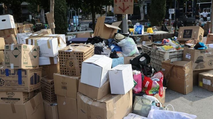 איסוף תרומות בכיכר דיזנגוף