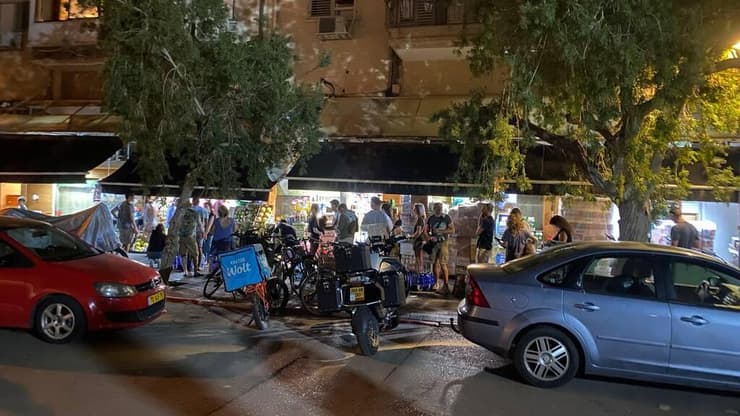 הסתערות על סופרים במתחם באזל בתל אביב