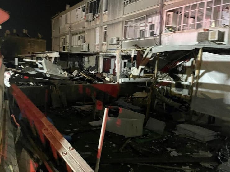 זירת הפגיעה באשקלון, הלילה (צילום: מאיר תורג'מן) מיקום פגיעת הרקטה באשקלון