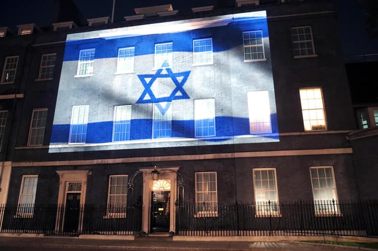 דגל ישראל על הבית ברחוב 'דאונינג'