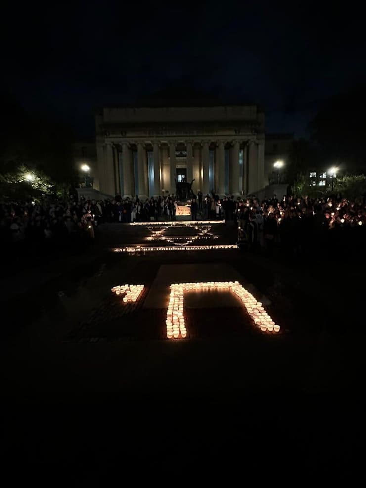 מדליקים נרות יחד באוניברסיטת קולומביה בניו יורק קהילת הסטודנטים היהודים והישראלים בניו יורק התאגדו יחד באוניברסיטת קולומביה להדליק 900 נרות נשמה לזכר הנרצחים