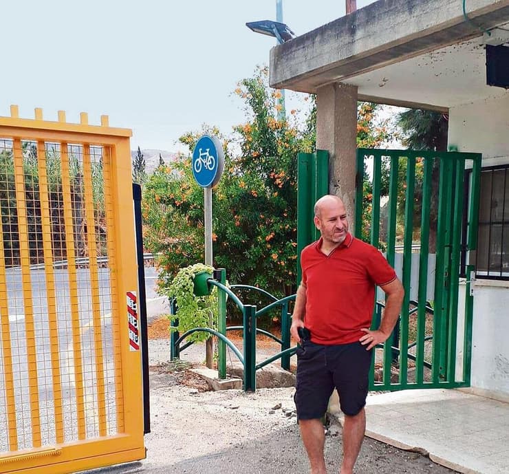 חנוך דאום, בתורנות שמירה על היישוב