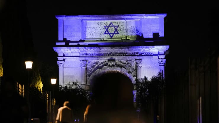 שער טיטוס ברומא, איטליה, מואר בצבעי דגל ישראל כאות תמיכה