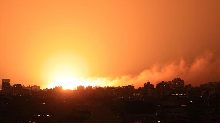 הפצצות בעזה, אמש (צילום: MAHMUD HAMS / AFP) תקיפות תקיפת צהל צה"ל ב רצועת עזה מבצע חרבות ברזל