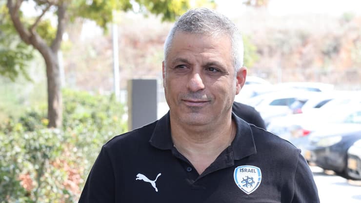 מאמן נבחרת הנוער אופיר חיים מגיע לשמח את ילדי עוטף עזה בשפיים