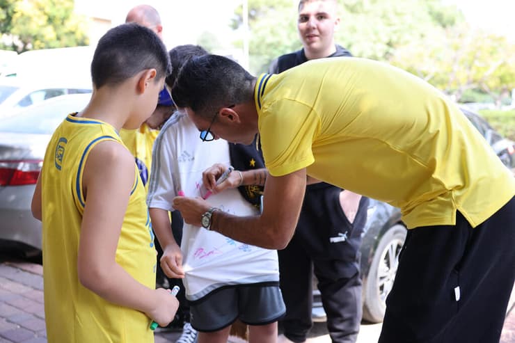 שחקן מכבי ת"א ערן זהבי עם ילדי עוטף עזה בשפיים