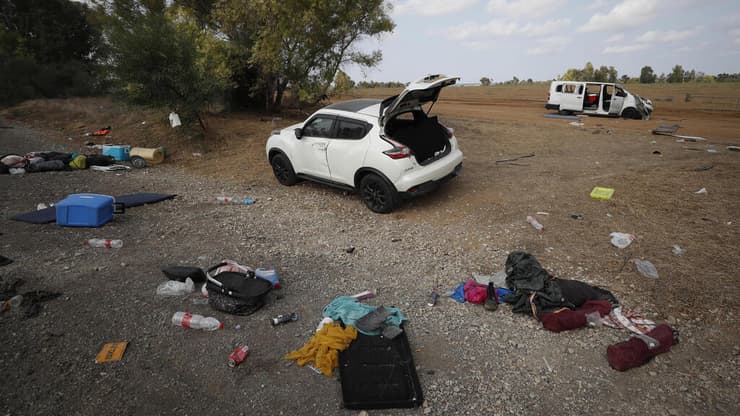 איזור המסיבה ליד רעים. שרידי מכוניות, עדות אילמת לטבח הנורא (צילום: EPA/ATEF SAFADI) איזור המסיבה ליד רעים על גבול עזה