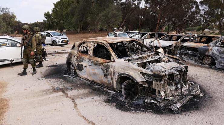 בצבא הורו לקצינים לא לשתף פעולה באופן "בלתי מתואם" עם צוותי המבקר. רכבים שרופים ברעים (צילום: REUTERS/Ronen Zvulun) רכבים שרופים ברעים