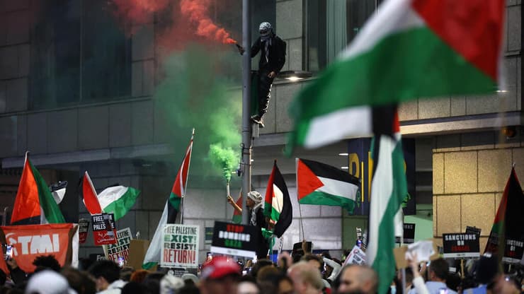 הפגנה פרו-פלסטינית ב לונדון ליד שגרירות ישראל ב לונדון בריטניה בצל מלחמה ב עזה