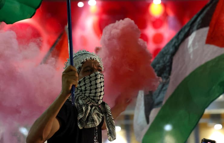 הפגנה פרו-פלסטינית ב לונדון ליד שגרירות ישראל ב לונדון בריטניה בצל מלחמה ב עזה