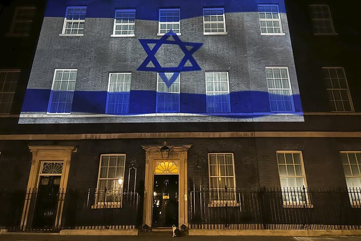 דגל ישראל על בית ראש ממשלת בריטניה, דאונינג 10 (צילום: Kirsty Wigglesworth, AP) דגל ישראל על בית ראש ממשלה בריטניה, דאונינג 10, לונדון