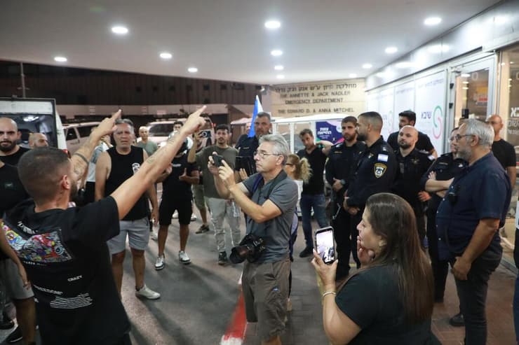 מהומה בזמן הגעת מחבל לטיפול בבית החולים שיבא תל השומר. "הביאו מידע מציל חיים" (צילום: דנה קופל) עשרות מחברי לה פמיליה מנסים לפרוץ למחלקה שבה חשבו שהמחבל מאושפז ונבלמו על ידי ביטחון בית החולים והמשטרה