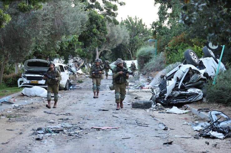סרן א' וצוותו חילצו כ-130 חברי קיבוץ, ו-30 חללי צה"ל. ההרס שהותיר חמאס בבארי, ארכיון (צילום: גדי קבלו) קיבוץ בארי לאחר הטבח