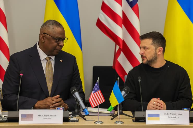 נשיא אוקראינה וולודימיר זלנסקי עם מזכיר המדינה של ארה"ב לויד אוסטין ב מטה נאט"ו ב בריסל בלגיה