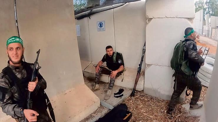 תמונה ממצלמת הגו־פרו של מפקד חוליית המחבלים בבסיס המודיעין הסודי