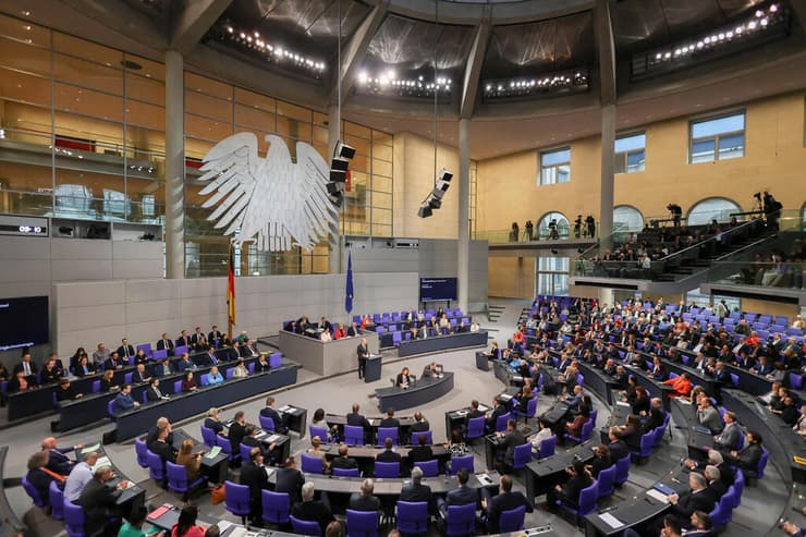 קנצלר גרמניה אולף שולץ נושא נאום תמיכה ב ישראל ב פרלמנט חרבות ברזל