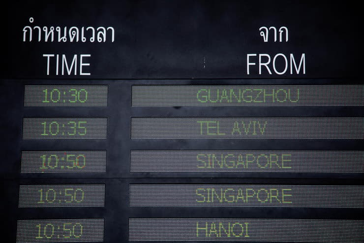 חרבות ברזל נמל תעופה בנגקוק תאילנד בני משפחה מחכים ל הגעת עובדים זרים חזרה מישראל 