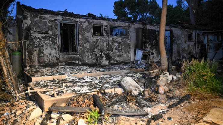 גופות רבות הוצתו והושחתו. בארי (צילום: Alexi J. Rosenfeld/Getty Images) בית שרוף בקיבוץ בארי בעקבות תקיפת חמאס