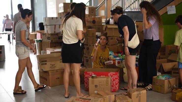 מתנדבים אורזים חבילות סיוע