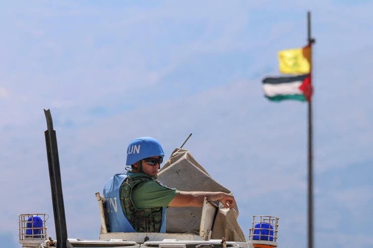 דגל פלסטין ו חיזבאללה ליד פקחי או"ם יוניפי"ל ב דרום לבנון