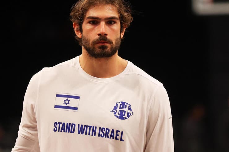 יונתן אטיאס והחולצה עם הכיתוב: "STAND WITH ISRAEL"