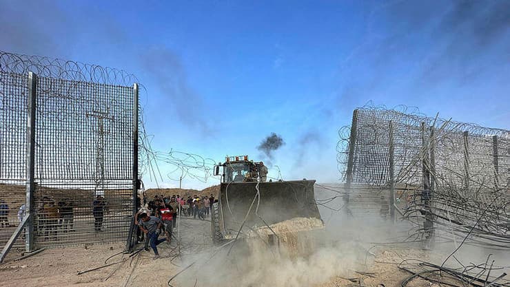 טרקטור פלסטיני פורץ את גדר ההפרדה