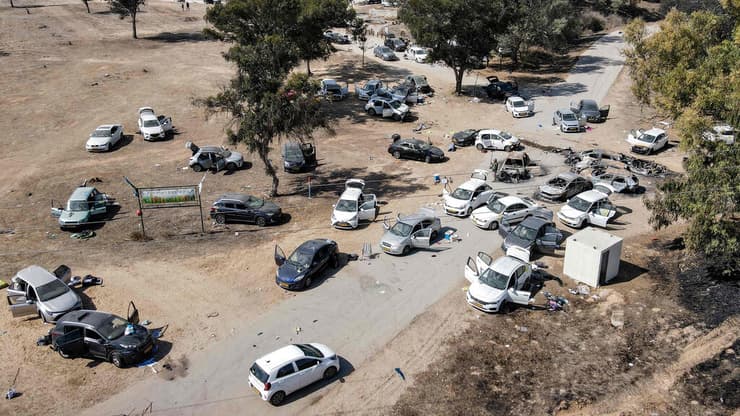 המכוניות שננטשו ברעים. עדות אילמת לזוועה שהתרחשה שם (צילום: Jack GUEZ / AFP) רעים